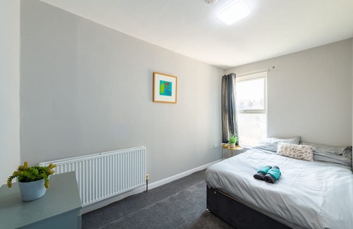 Maidstone House | Cozy 4 Bedroom Comfort Stay - Family and Pet Friendly Retreat