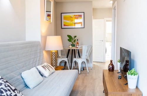 Maidstone House | Cozy 4 Bedroom Comfort Stay - Family and Pet Friendly Retreat