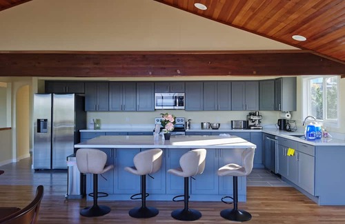 Federal Way House | Idyllic 5-BR Retreat with Breathtaking Puget Sound Views
