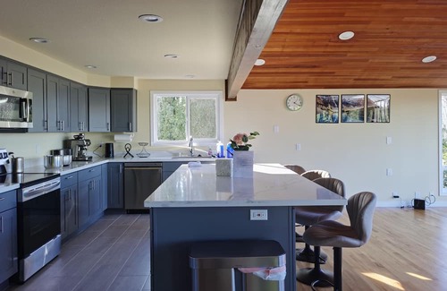Federal Way House | Idyllic 5-BR Retreat with Breathtaking Puget Sound Views