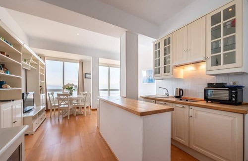 Laracha Apartment | Beachfront Escape: Fee4Me Flat in Caión with Spa & Kitchen