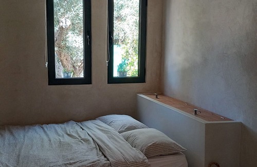 Agii Theodori Apartment | Eco-Friendly Beachfront Studio with Garden and Sea Views