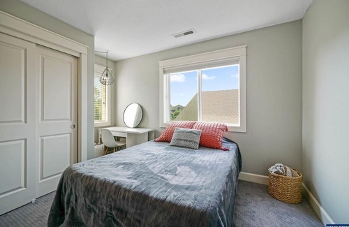 South Gateway House | New Listing: 3 Bed, 2.5 Bath Home with Family-Friendly Amenities