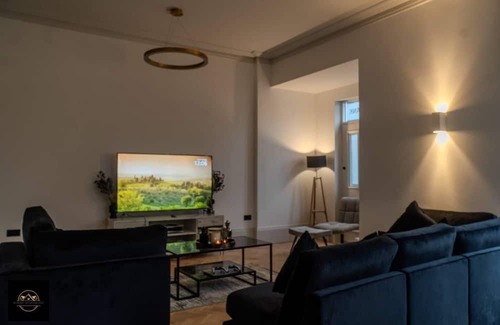 Trafford Apartment | Welcoming 3-Bed Apartment in Altrincham with Kitchen