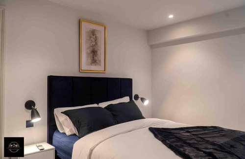 Trafford Apartment | Welcoming 3-Bed Apartment in Altrincham with Kitchen