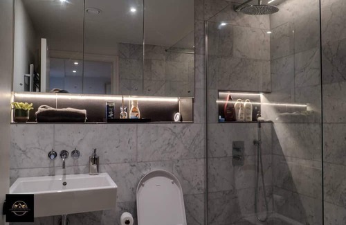 Trafford Apartment | Welcoming 3-Bed Apartment in Altrincham with Kitchen