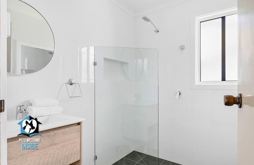 Goolwa Beach House | Coastal 3BR Retreat with Ocean View and Pool Access