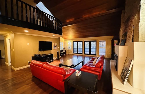 Shaughnessy House | Cozy Retreat with Sauna in Central Vancouver - 9.6/10 Rating
