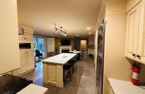 Shaughnessy House | Cozy Retreat with Sauna in Central Vancouver - 9.6/10 Rating