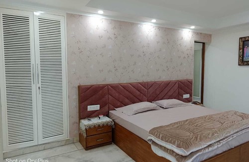 Delhi Apartment | Elegant 3 BHK+Study in Connaught Place with Breakfast
