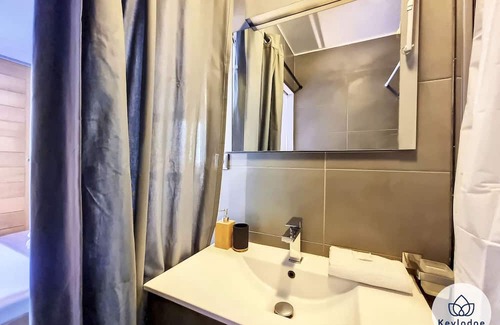 Saint-Denis Apartment | Comfortable Stay at T2 – Le Levant near Bellepierre Hospital