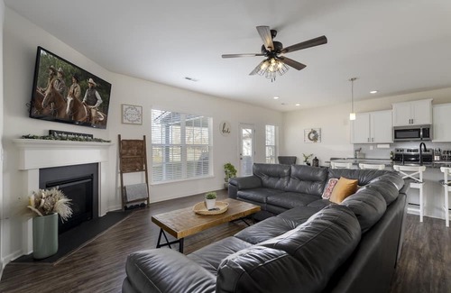 Georgetown House | Family-Friendly Retreat with Fully Equipped Kitchen Awaits