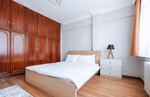 Moda Apartment | Flat w Balcony 3 min to Moda, 7 min to Bull Statue