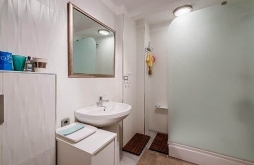 Esentepe Apartment | City View Central Flat, 4 Min Walk to Zorlu Center