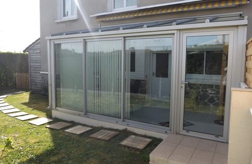 Saint-Paul-des-Landes Cottage | Cozy Gite Saint-Paul-des-Landes with Kitchen Amenities