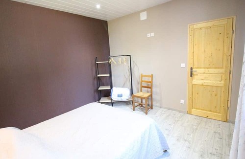 Champagnac Cottage | Gite Champagnac: Family-Friendly Retreat with Kitchen Access