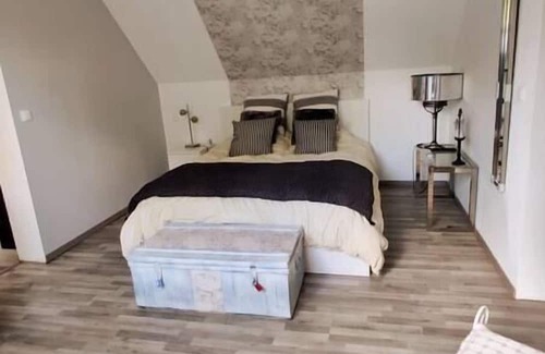 Chalais House | Relax at La Casa: Tranquil Retreat with Lake Views