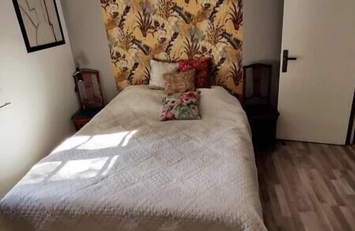 Chalais House | Relax at La Casa: Tranquil Retreat with Lake Views