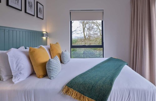 Chittlehamholt Cabin | Scenic Two-Bedroom Lodges with Meadow Views & Great Amenities