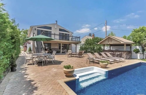 Massapequa House | Discover Paradise on Long Island for Your Family Getaway