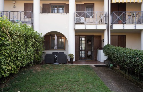Desenzano del Garda Villa | Inviting Country Holiday House with Garden and Gym