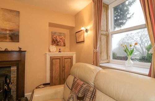 Holymoorside Cottage | Cozy Yew Tree Cottage: Pet-Friendly Retreat in Chesterfield