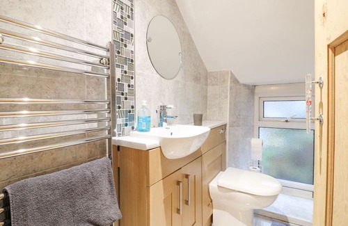 Holymoorside Cottage | Cozy Yew Tree Cottage: Pet-Friendly Retreat in Chesterfield