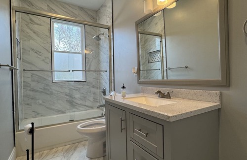 Roselawn Finance House | Stylish Newly Remodeled Big House with Family-Friendly Amenities