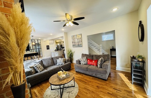 Roselawn Finance House | Stylish Newly Remodeled Big House with Family-Friendly Amenities