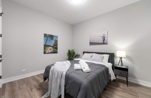 Lower West Side Apartment | Ideal Chicago Retreat with High-Speed Internet & Balcony