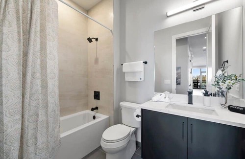 Lower West Side Apartment | Ideal Chicago Retreat with High-Speed Internet & Balcony