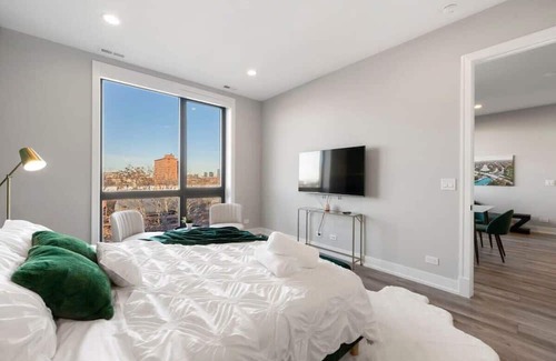 Lower West Side Apartment | Ideal Chicago Retreat with High-Speed Internet & Balcony