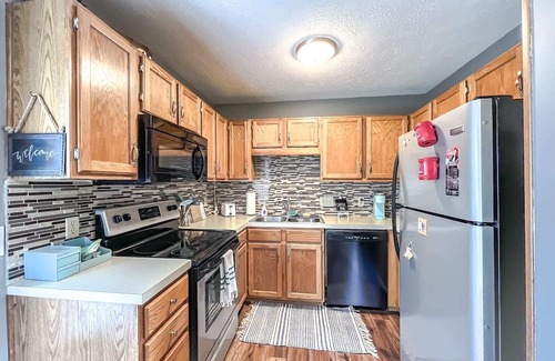 Omaha House | New 3 Bedroom Retreat with Hot Tub & Spa Amenities