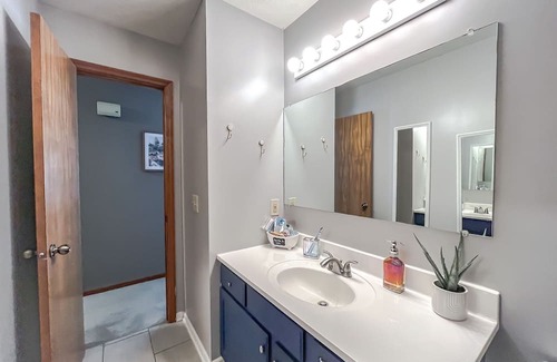 Omaha House | New 3 Bedroom Retreat with Hot Tub & Spa Amenities