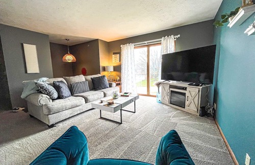 Omaha House | New 3 Bedroom Retreat with Hot Tub & Spa Amenities