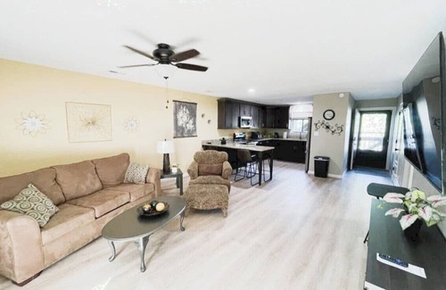 Monroe City Apartment | Pet-Friendly Family Retreat: 2 Bed, Breakfast Included