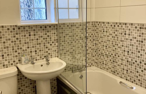 Westcliff-on-Sea House | Cozy 3 Bedroom House with Fast WiFi and Garden Retreat