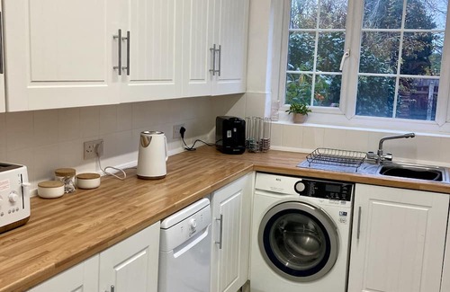 Westcliff-on-Sea House | Cozy 3 Bedroom House with Fast WiFi and Garden Retreat