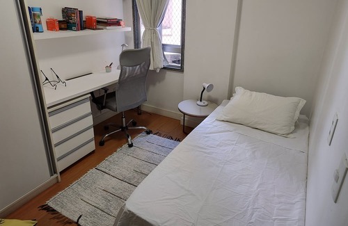 Jardim da Penha Cabin | Quarto e Banheiro Privativos com Garagem em Apartamento em Jardim da Penha