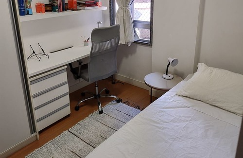 Jardim da Penha Cabin | Quarto e Banheiro Privativos com Garagem em Apartamento em Jardim da Penha