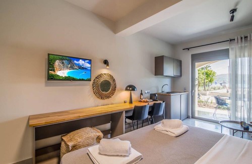 Episkopos House | Sea & Pool View Suite