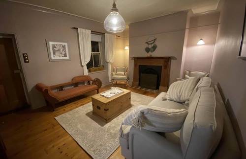 Penwortham Cottage | Pet-Friendly Greenwood Cottage on Clare Valley Riesling Trail