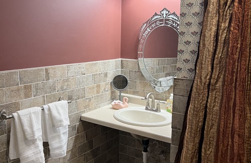 Janesville Bed & Breakfast | Inviting Century Elms Bed and Breakfast with Great Amenities