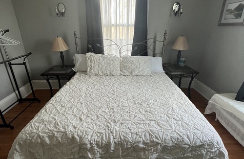 Janesville Bed & Breakfast | Inviting Century Elms Bed and Breakfast with Great Amenities