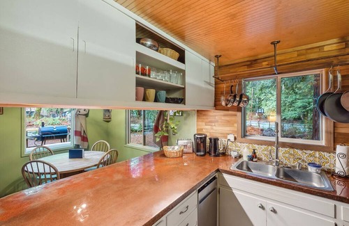Baring House | Huckleberry Cottage: Pet-Friendly Retreat with River Access