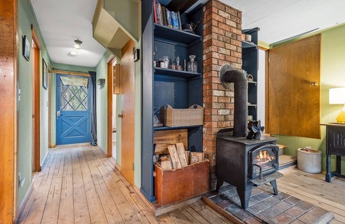 Baring House | Huckleberry Cottage: Pet-Friendly Retreat with River Access