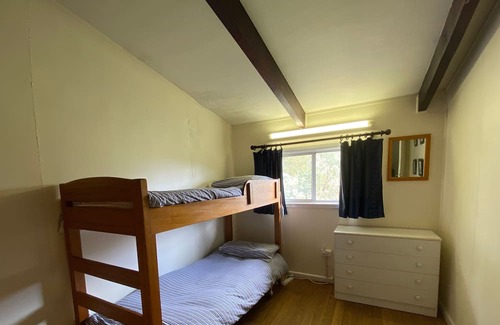 Anglers Reach Apartment | Relaxing Family Retreat with Lake Views and Breakfast