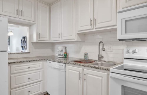 Eustis Apartment | Cozy 1BR Lake View Apartment in Eustis by RedAwning