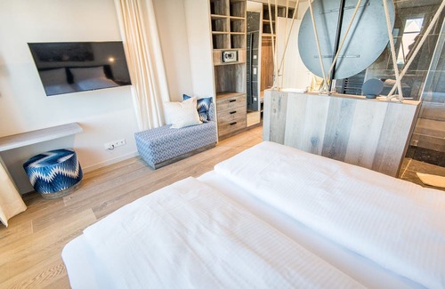 List House | Elevate Your Stay with Ocean View & Private Elevator Access
