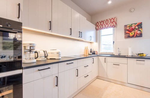 List House | Elevate Your Stay with Ocean View & Private Elevator Access